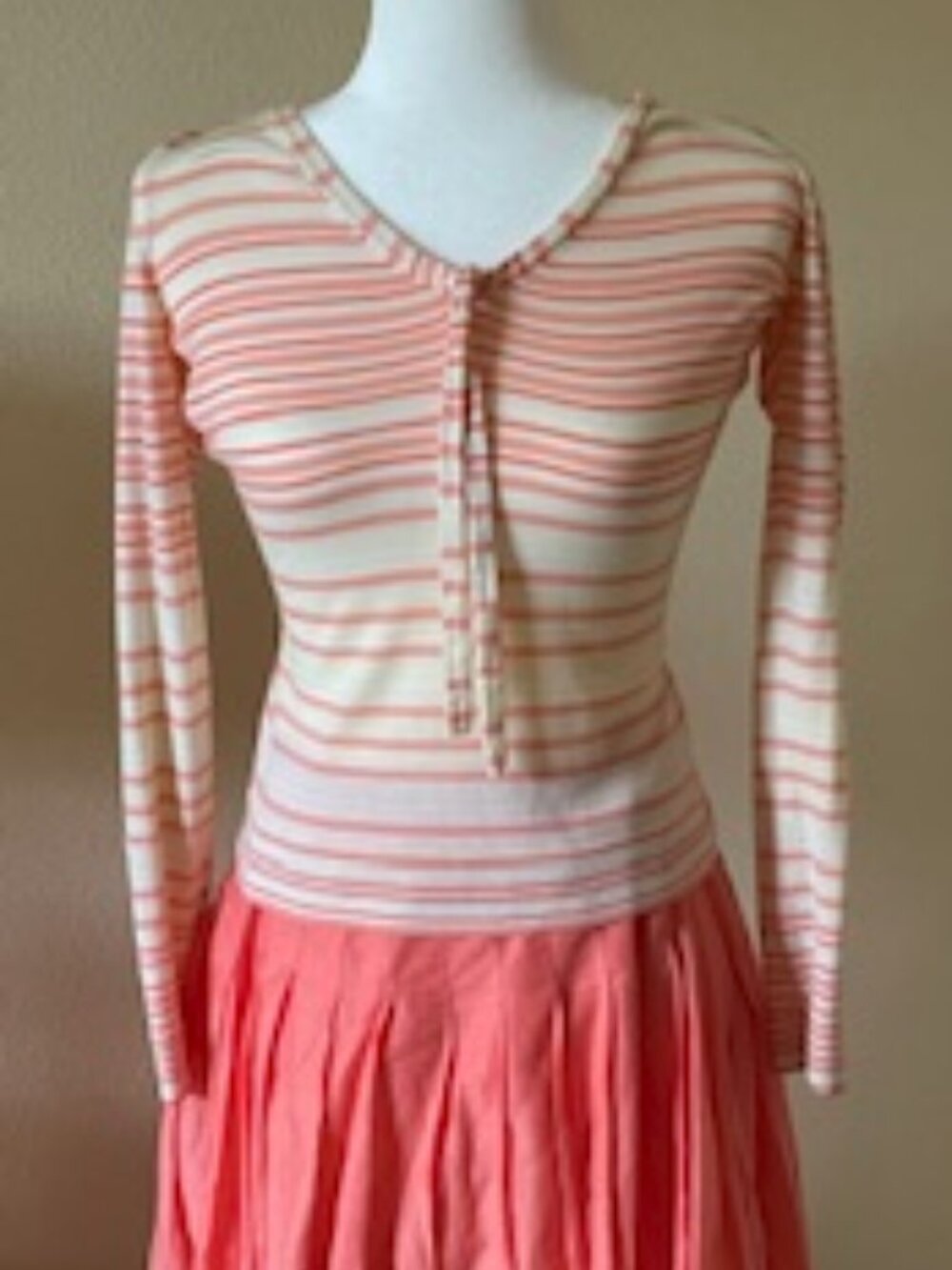 Elie Tahari V-neck Coral and Cream-Colored Sweater Top - size S/P.